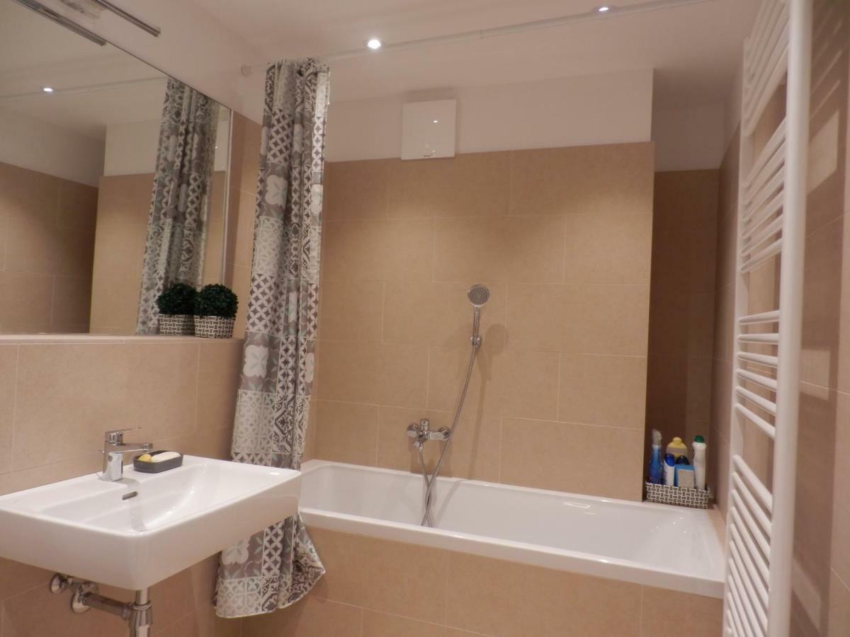 Spacious, Modern 1-Bdrm Apt Near Vic & Austria Ctr Apartment Vienna Exterior photo